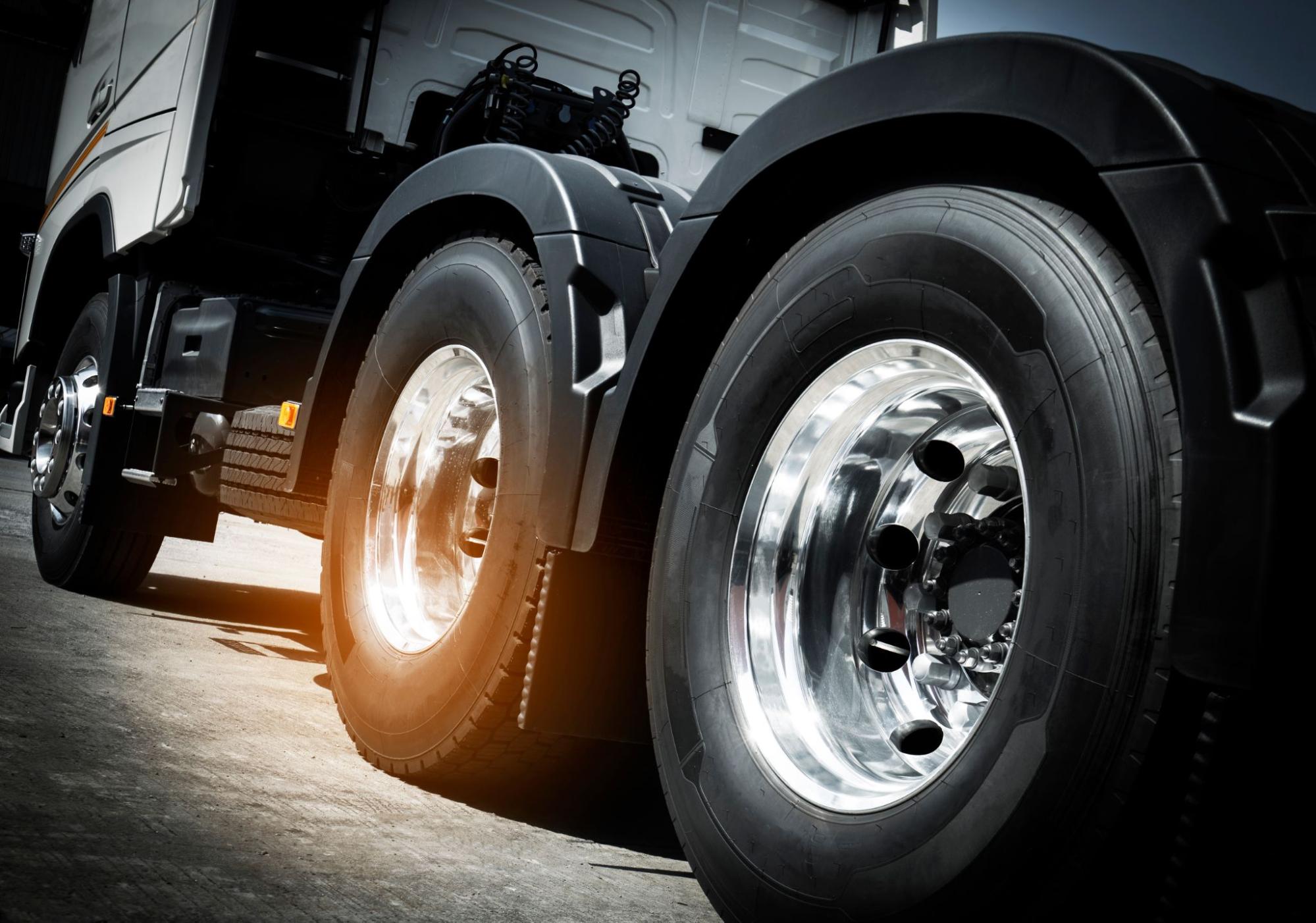 国産高品質トラックタイヤ&アルミ アクセサリー