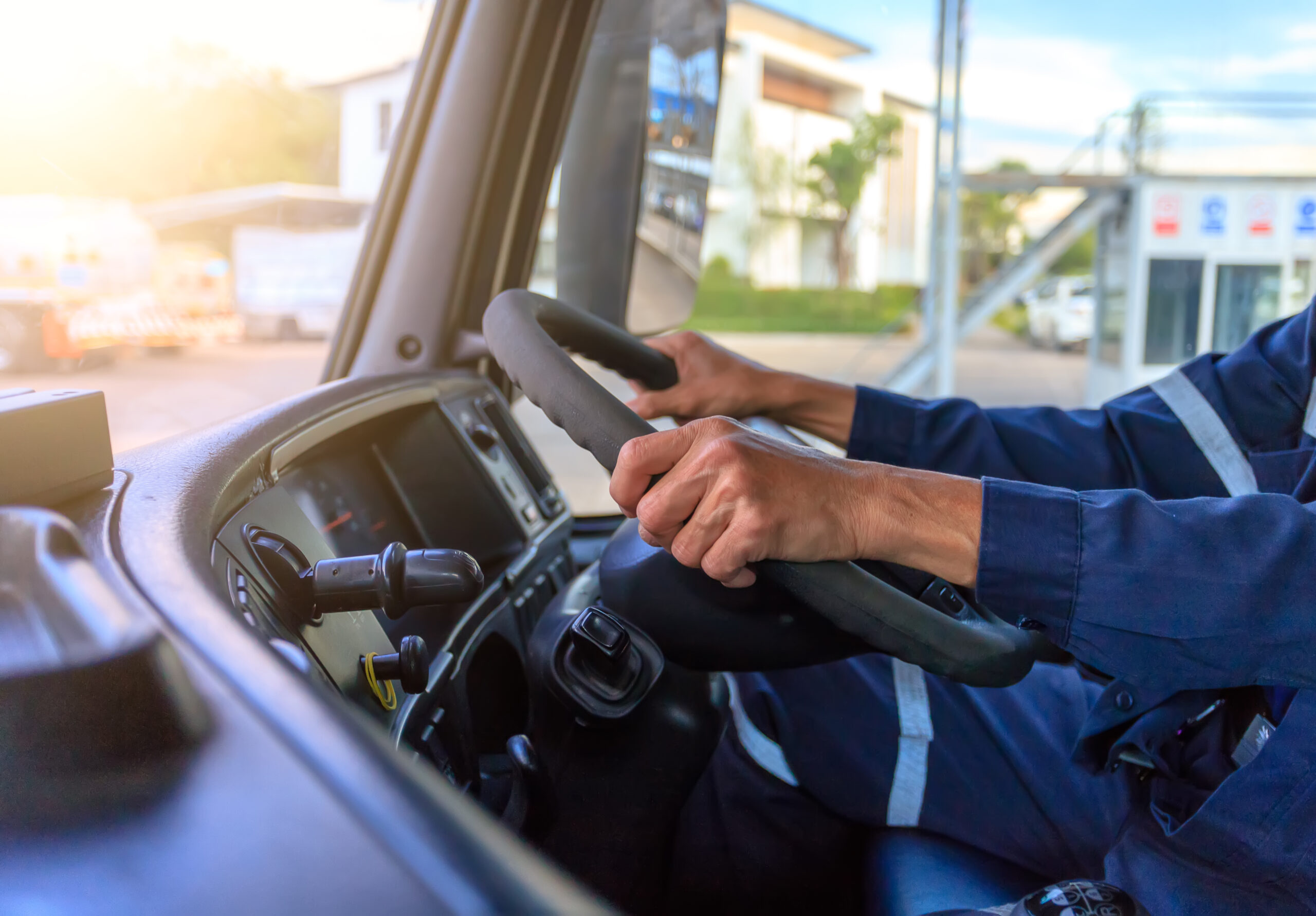 長距離トラック運転手とは？仕事内容や年収、国の制度を解説 | トラック情報コラム | 中古トラックのステアリンク